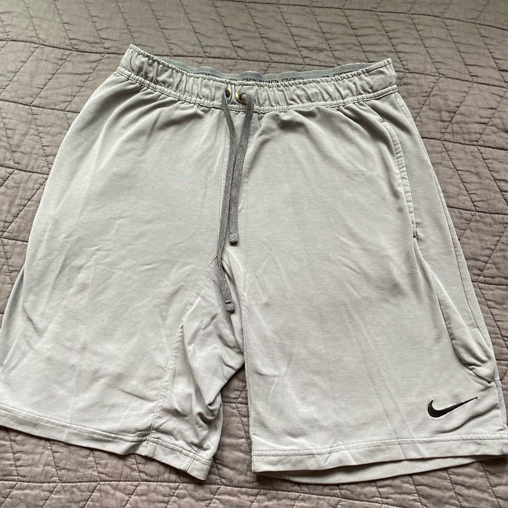 Nike dri-fit workout shorts size L mens